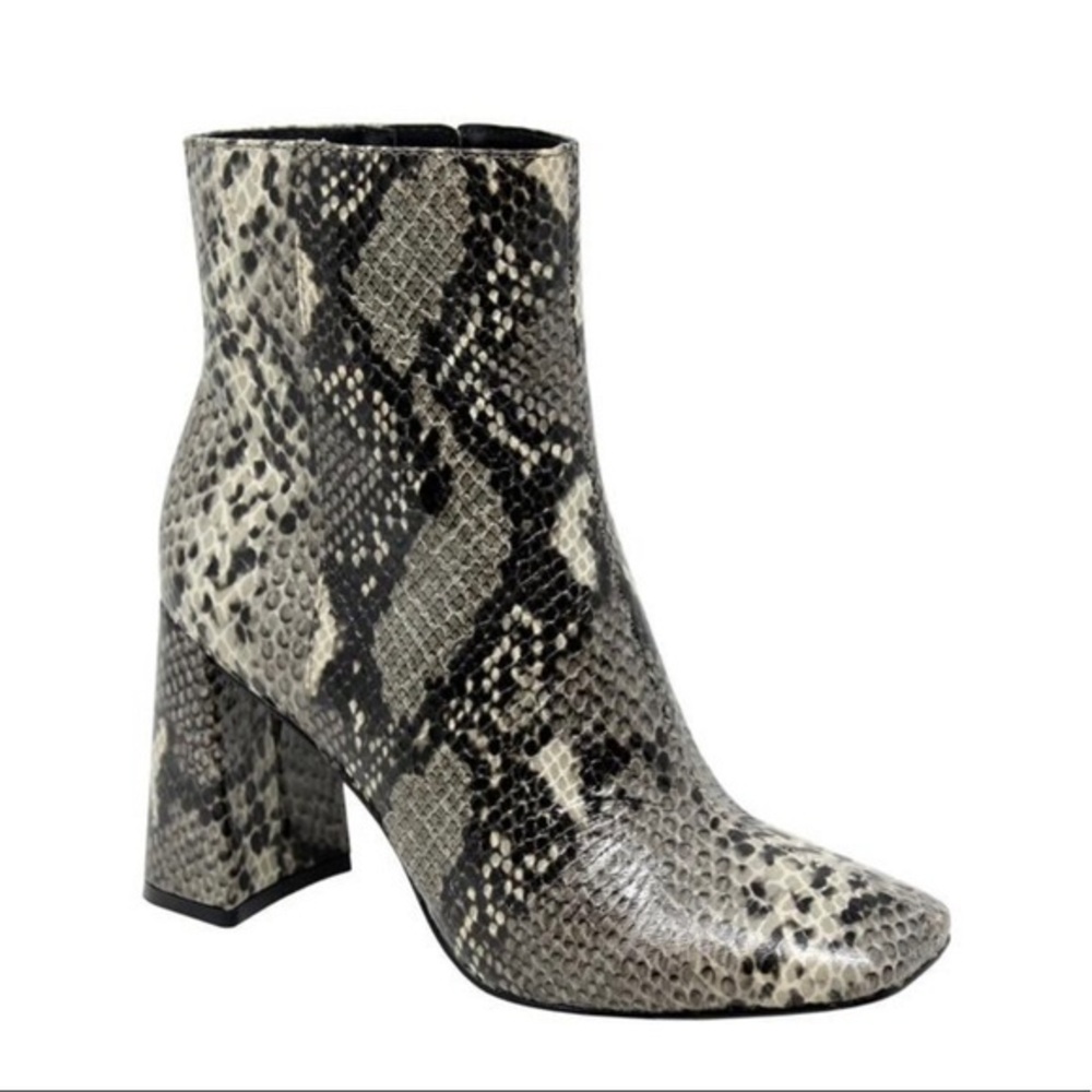 CHARLES BY CHARLES DAVID Women's Teigan Ankle Booties